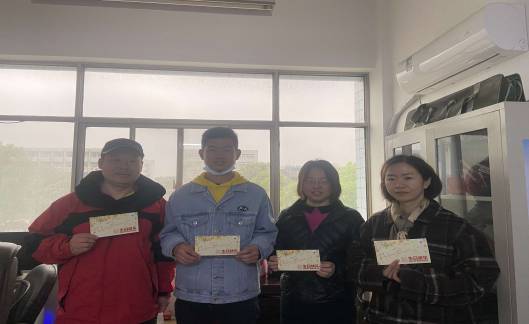 校工會(huì )愛(ài)心發(fā)放四月份教職工生日福利(圖1)