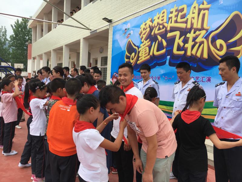“六一”關(guān)愛(ài)農村留守兒童行動(dòng) ——我校青年教師走進(jìn)東鞏蒼坪完全小學(xué)(圖2)