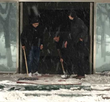 我校師生齊心協(xié)力共同開(kāi)展鏟除積雪活動(dòng)(圖1)