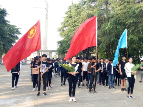 緬懷革命先烈,弘揚愛(ài)國主義精神——湖北省工業(yè)建筑學(xué)校清明節掃墓活動(dòng)(圖1)