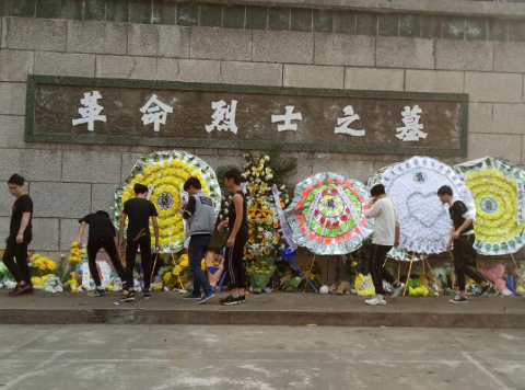 緬懷革命先烈,弘揚愛(ài)國主義精神——湖北省工業(yè)建筑學(xué)校清明節掃墓活動(dòng)(圖2)