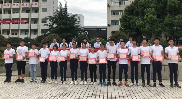 湖北省工業(yè)建筑學(xué)校2018級新生軍訓匯報表演圓滿(mǎn)結束(圖4)