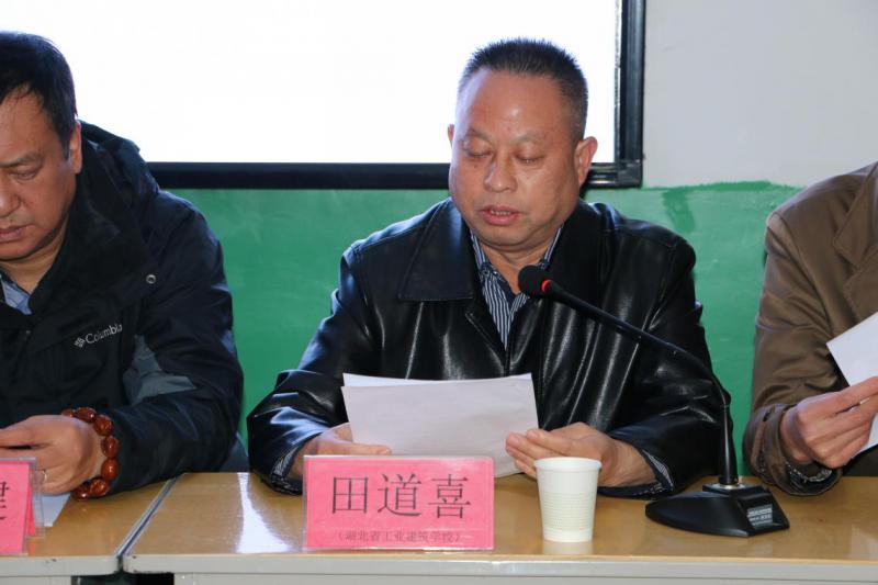我校舉行機電設備安裝與維修現代學(xué)徒制試點(diǎn)班開(kāi)班儀式(圖2)
