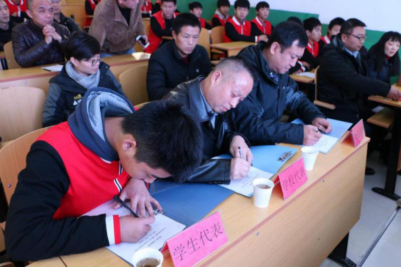 我校舉行機電設備安裝與維修現代學(xué)徒制試點(diǎn)班開(kāi)班儀式(圖8)