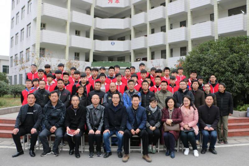 我校舉行機電設備安裝與維修現代學(xué)徒制試點(diǎn)班開(kāi)班儀式(圖9)