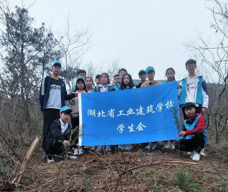 工建學(xué)子勇?lián)?攜手共創(chuàng  )美襄陽(yáng)(圖1)