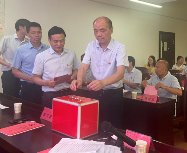 湖北省工業(yè)建筑學(xué)校第一屆黨員代表大會(huì )勝利召開(kāi)(圖4)