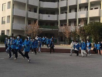 開(kāi)展應急疏散演練 共同筑建生命防線(xiàn) ———記2021 年湖北省工業(yè)建筑學(xué)校應急疏散安全演練(圖3)