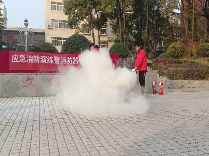 開(kāi)展應急疏散演練 共同筑建生命防線(xiàn) ———記2021 年湖北省工業(yè)建筑學(xué)校應急疏散安全演練(圖5)