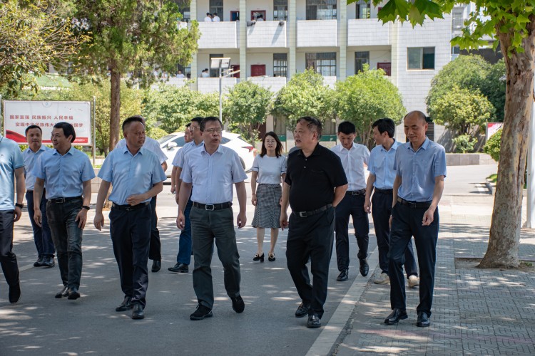 下基層察民情解民憂(yōu)暖民心 | 湖北聯(lián)投領(lǐng)導深入聯(lián)系服務(wù)學(xué)校走訪(fǎng)調研(圖1)