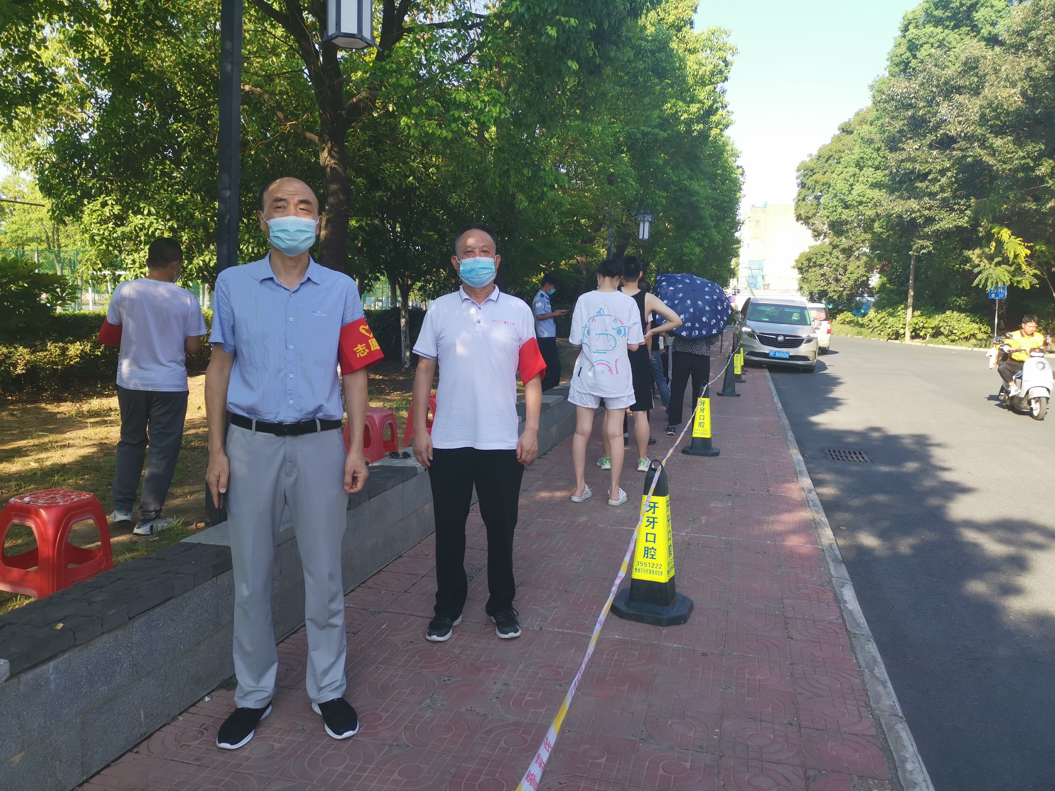 “黨旗高高飄揚在防疫一線(xiàn)”-- 湖北省工業(yè)建筑學(xué)校黨員社區"雙報到”活動(dòng)(圖3)