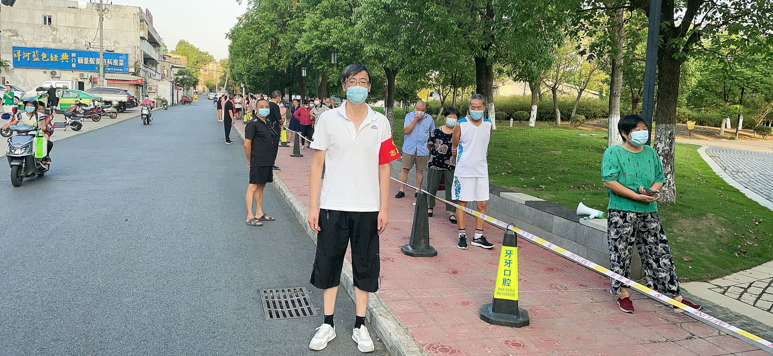 “黨旗高高飄揚在防疫一線(xiàn)”-- 湖北省工業(yè)建筑學(xué)校黨員社區"雙報到”活動(dòng)(圖5)