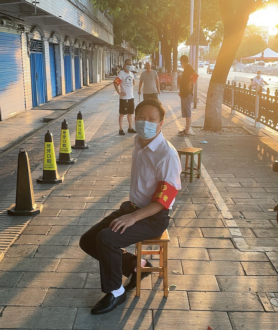 “黨旗高高飄揚在防疫一線(xiàn)”-- 湖北省工業(yè)建筑學(xué)校黨員社區"雙報到”活動(dòng)(圖6)