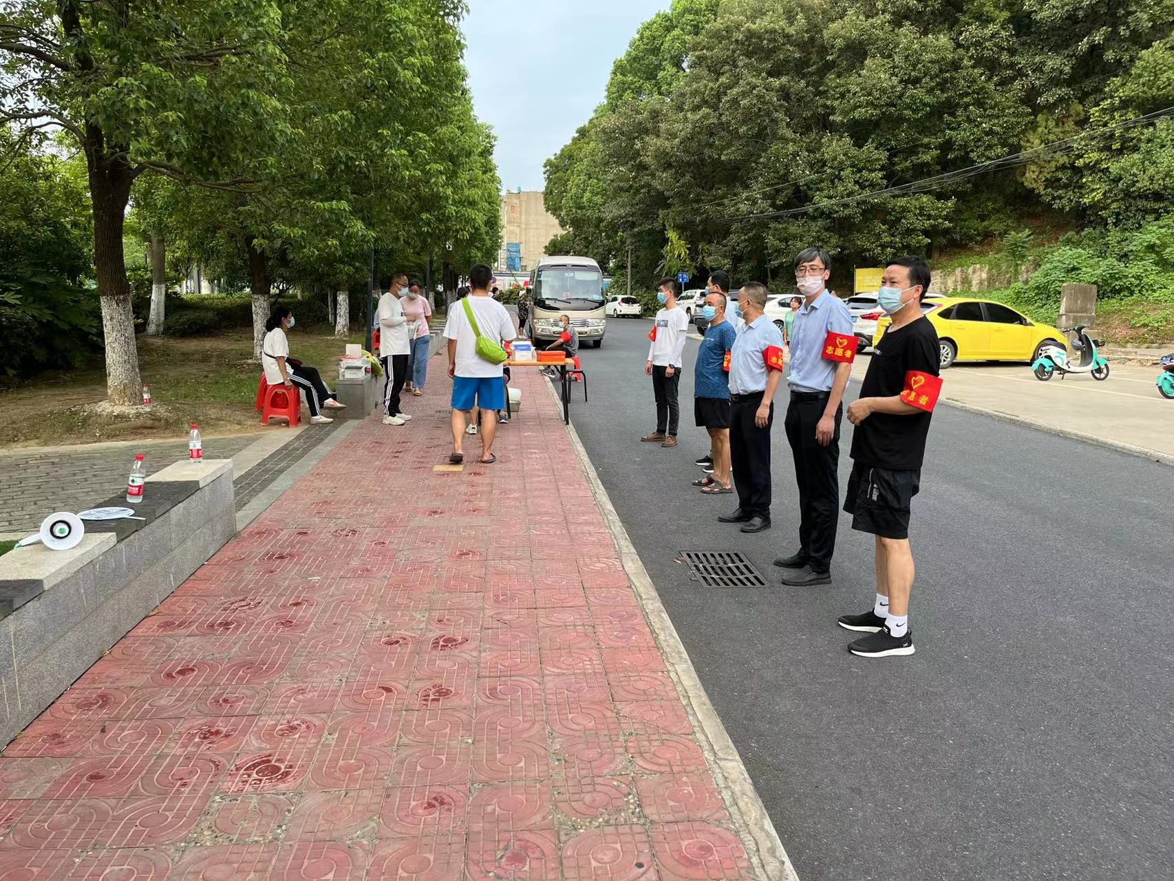 “黨旗高高飄揚在防疫一線(xiàn)”-- 湖北省工業(yè)建筑學(xué)校黨員社區"雙報到”活動(dòng)(圖7)