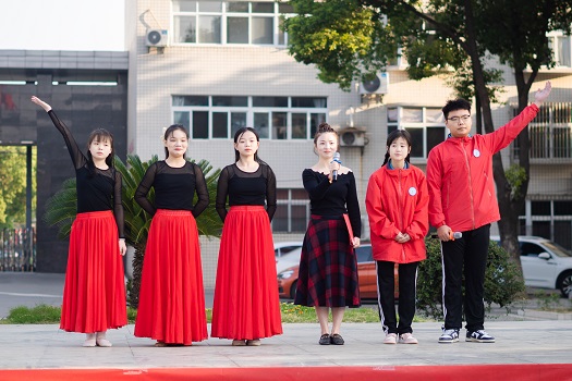 我校愛(ài)國主義主題教育暨2022級新生軍訓開(kāi)營(yíng)儀式(圖1)