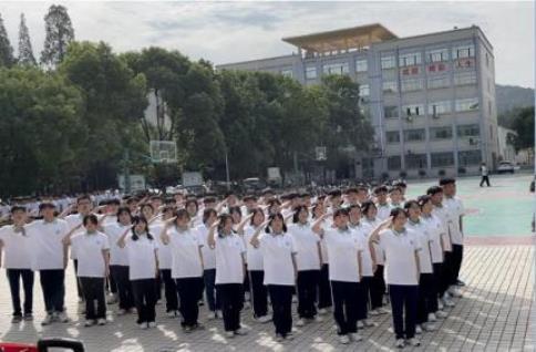 軍訓展風(fēng)采 英姿致青春 —記湖北省工業(yè)建筑學(xué)校 2022 級新生軍訓匯報展演(圖5)