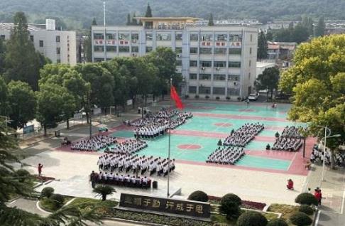 軍訓展風(fēng)采 英姿致青春 —記湖北省工業(yè)建筑學(xué)校 2022 級新生軍訓匯報展演(圖1)