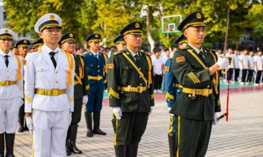 軍訓展風(fēng)采 英姿致青春 —記湖北省工業(yè)建筑學(xué)校 2022 級新生軍訓匯報展演(圖2)
