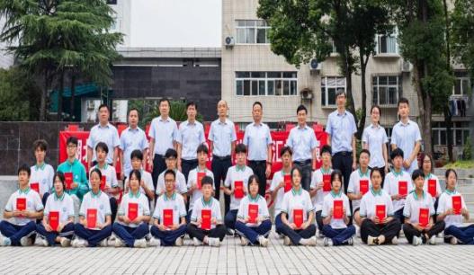 軍訓展風(fēng)采 英姿致青春 —記湖北省工業(yè)建筑學(xué)校 2022 級新生軍訓匯報展演(圖6)