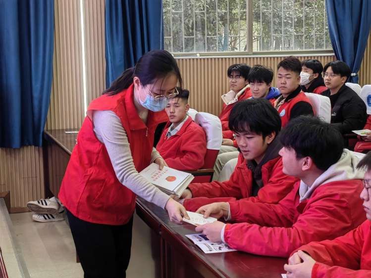 法治進(jìn)校園  護航助成長(cháng)——市司法局、團市委“溫暖襄陽(yáng) 關(guān)愛(ài)未成年人”法律援助志愿服務(wù)活動(dòng)走進(jìn)我校(圖3)