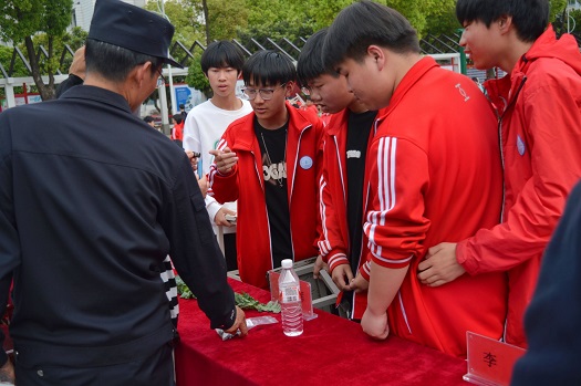 我校開(kāi)展法制安全教育"大講堂"(圖5)