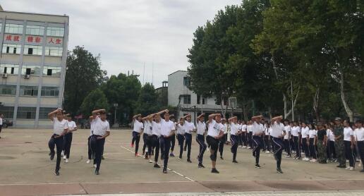 湖北省工業(yè)建筑學(xué)校2018級新生軍訓匯報表演圓滿(mǎn)結束(圖2)