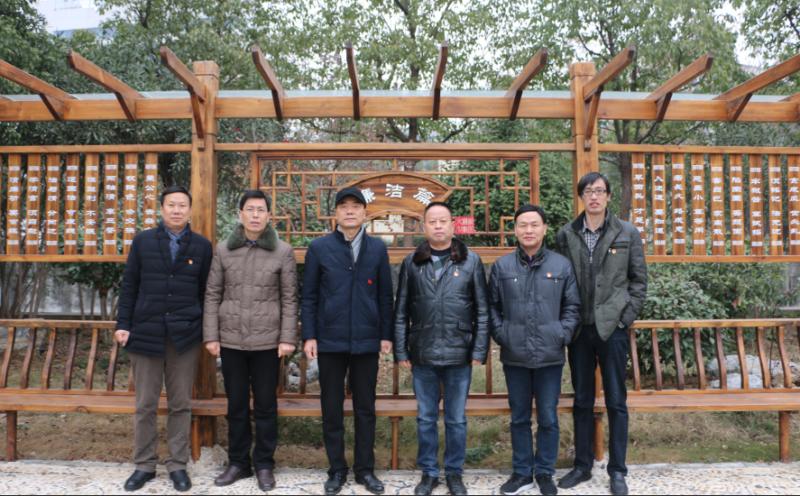 參觀(guān)廉潔文化長(cháng)廊 黨員清廉警鐘長(cháng)鳴(圖5)