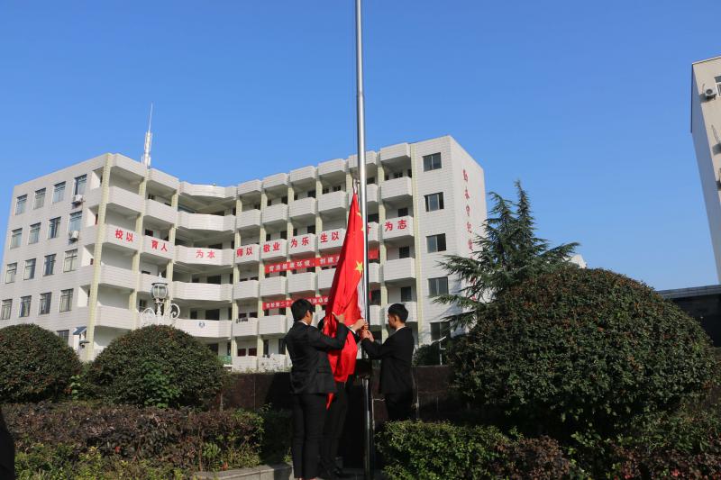 湖北省工業(yè)建筑學(xué)校2019年秋季田徑運動(dòng)會(huì )成功開(kāi)幕(圖3)