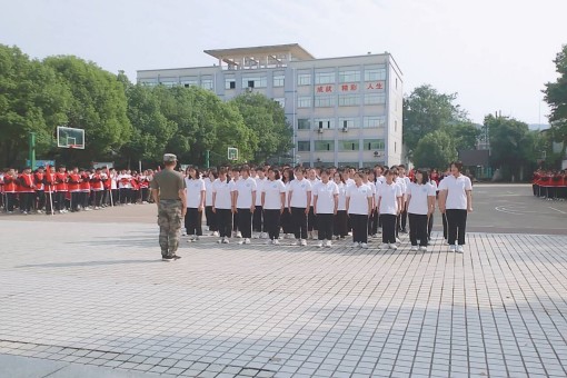 2020年秋新生軍訓匯報表演暨開(kāi)學(xué)典禮(圖4)