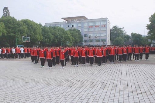2020年秋新生軍訓匯報表演暨開(kāi)學(xué)典禮(圖3)