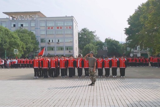 2020年秋新生軍訓匯報表演暨開(kāi)學(xué)典禮(圖2)