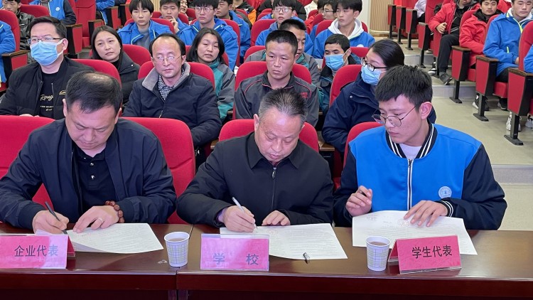 我校舉辦2021級電梯專(zhuān)業(yè)“現代學(xué)徒制”培養項目三方簽約儀式(圖4)